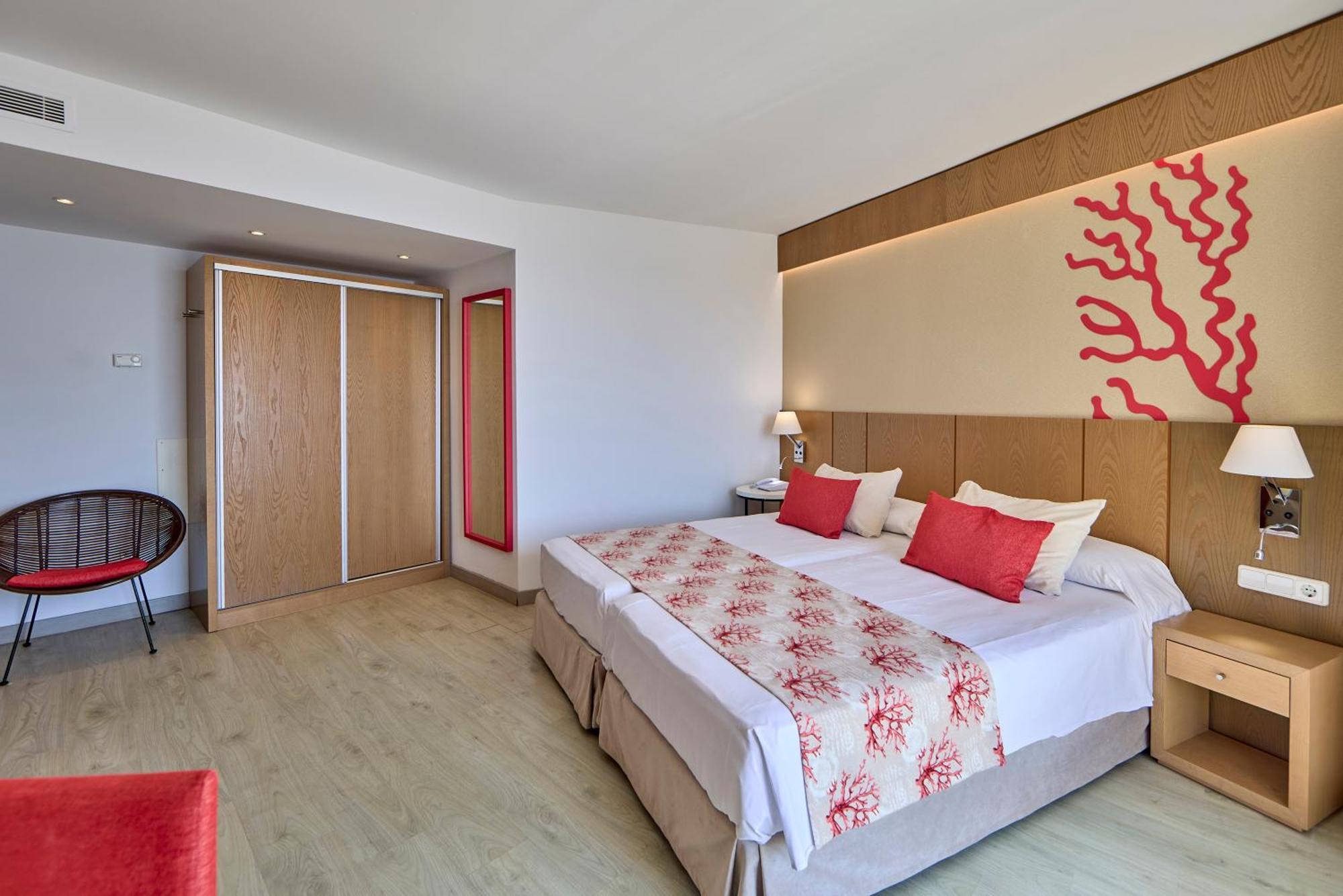 Universal Hotel Perla S'Illot  Exterior photo