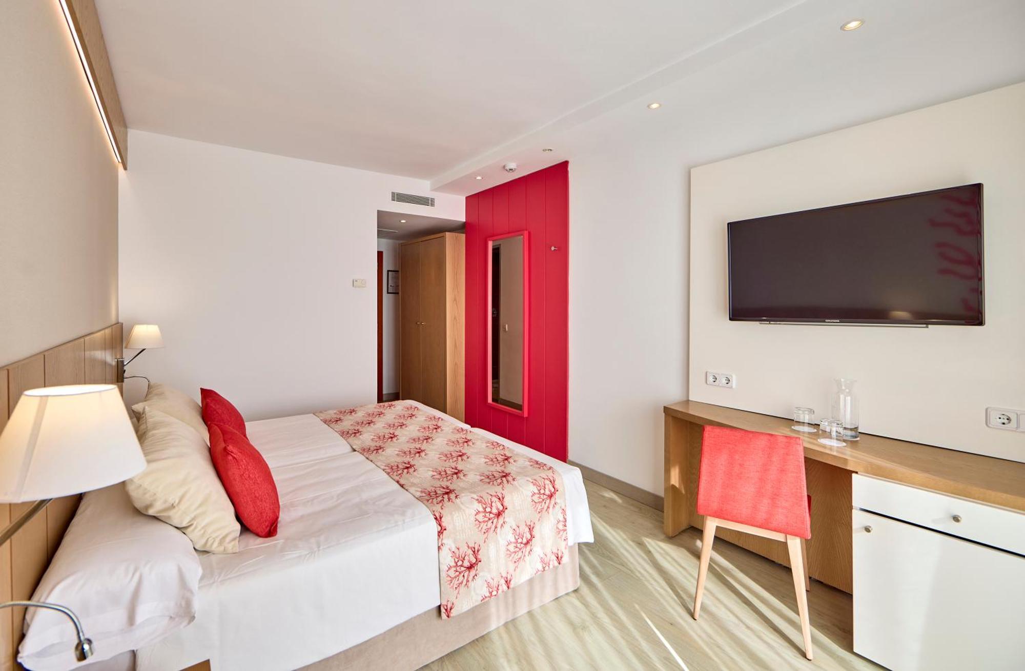Universal Hotel Perla S'Illot  Exterior photo